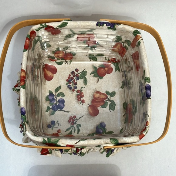 Longaberger Picnic Basket w/ Fabric & Plastic Liner and Wooden Riser - Med size - Picture 3 of 12